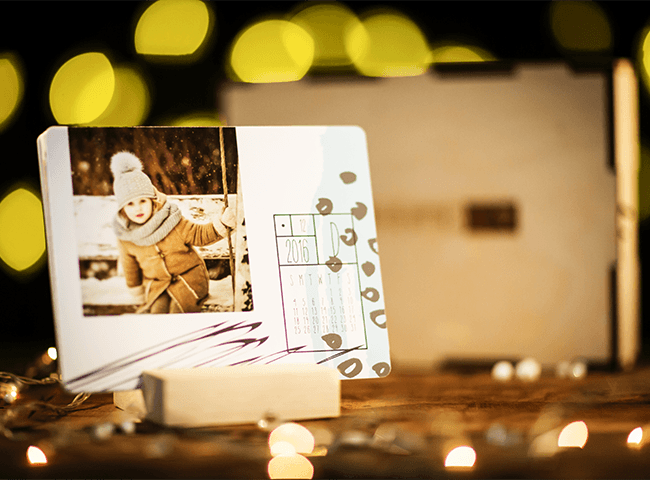Calendario da tavolo in stampa fine art fronte retro con basetta in legno, grafica personalizzabile con foto del cliente