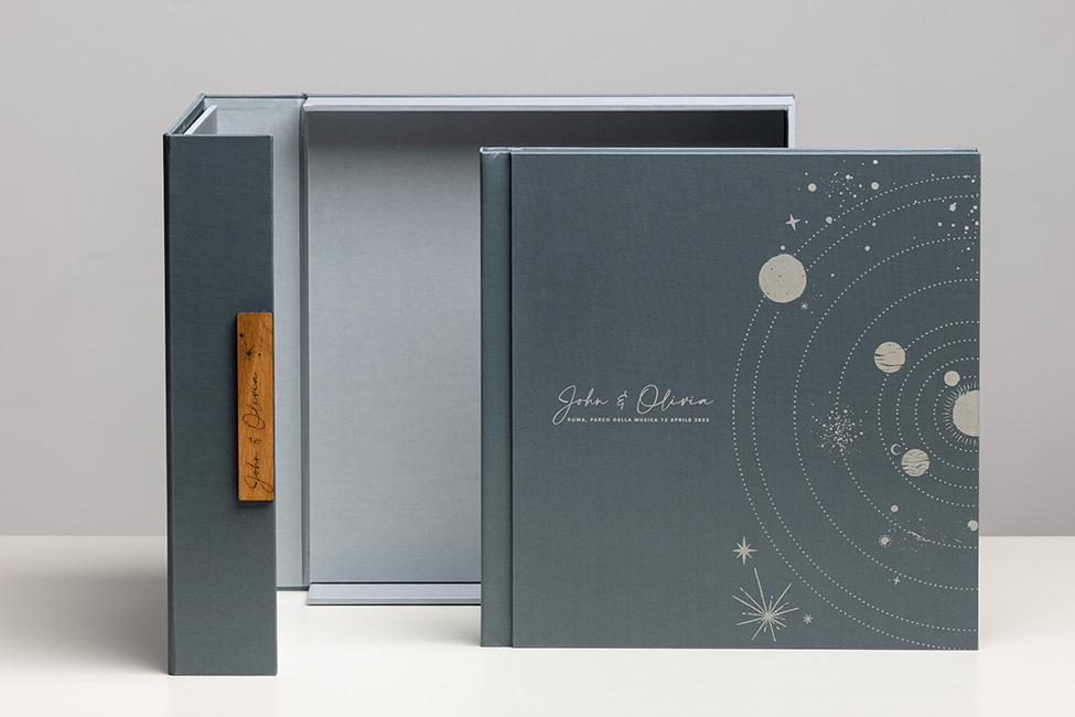 Album matrimoniale personalizzato Inciso presentato con la sua scatola deluxe coordinata.