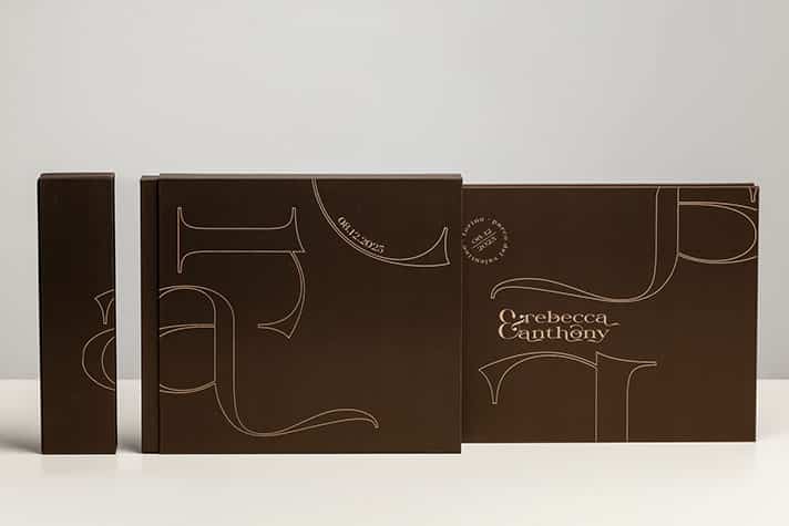 SHIRO_The Signature_box Panoramica dell'album e della box Shiro in Seta Opale con incisione laser personalizzata su album e scatola