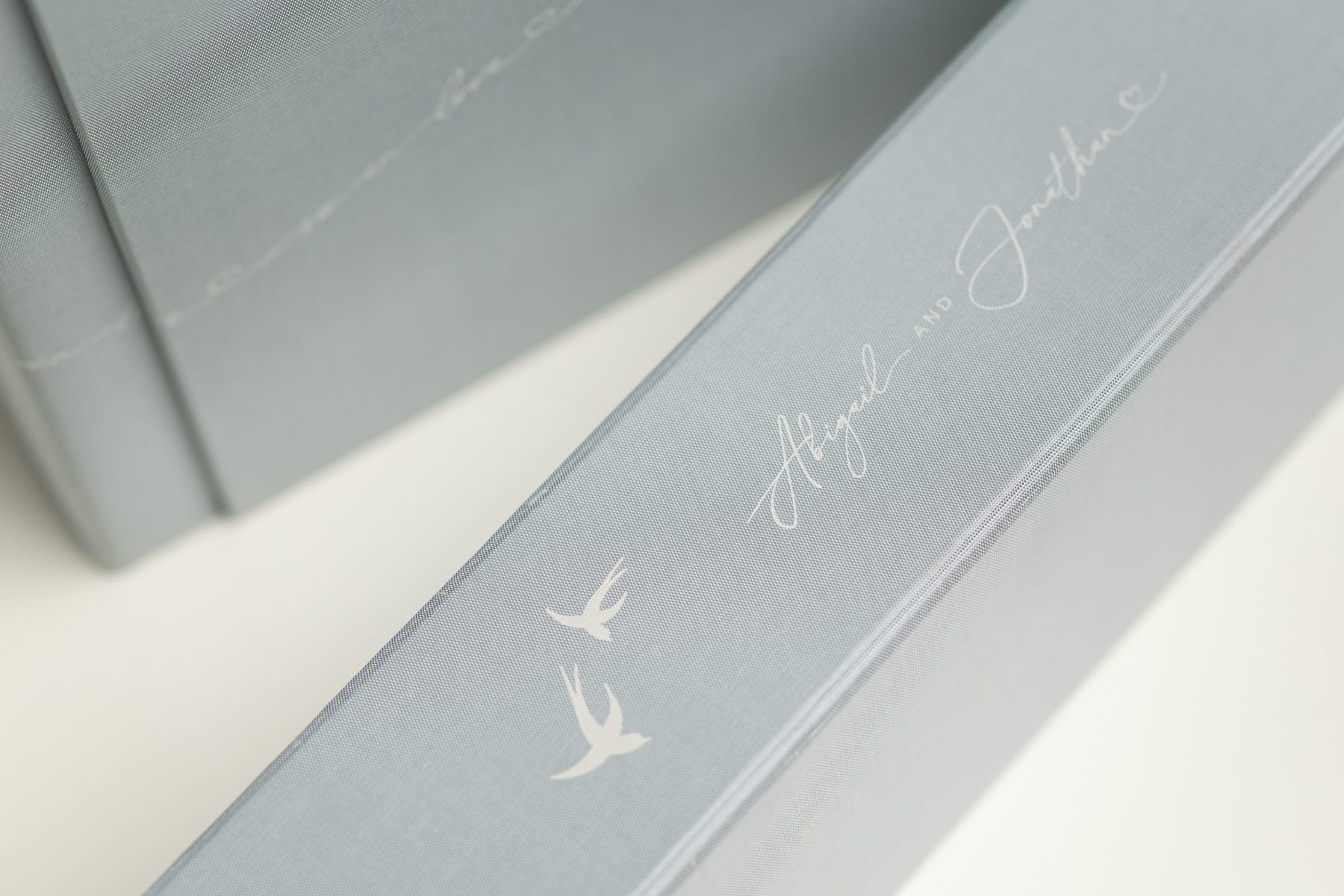 Shiro_Diamante_Love's Horizon_dettaglio incisione box Dettaglio dell'incisione sul coperchio della box Shiro in Seta Diamante