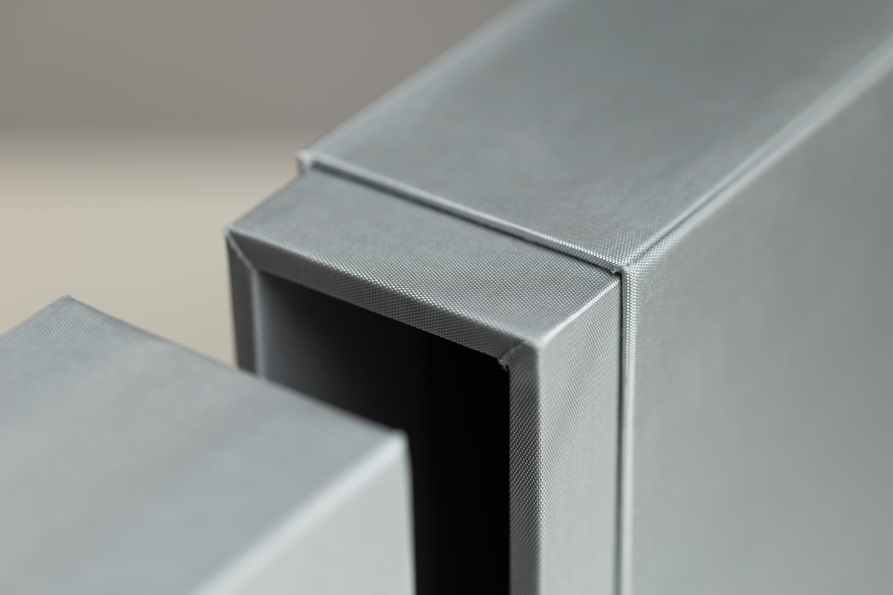 Shiro_Diamante_dettaglio apertura Dettaglio dell'apertura della box Shiro rivestita in seta.