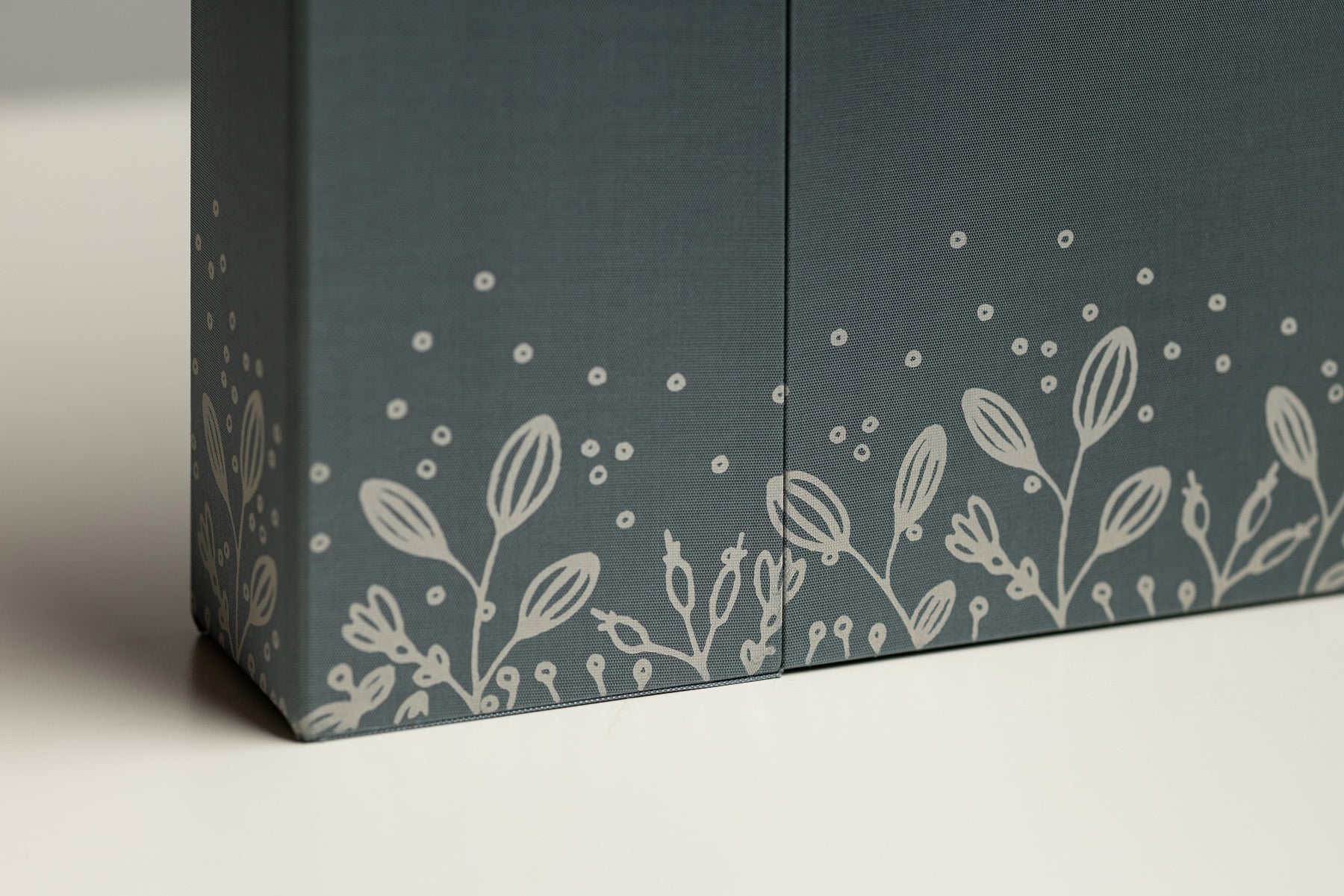 Shiro_Topazio_dettaglio_incisionebox Dettaglio della scatola Shiro con grafica incisa sui quattro lati senza interruzione tra coperchio e contenitore.