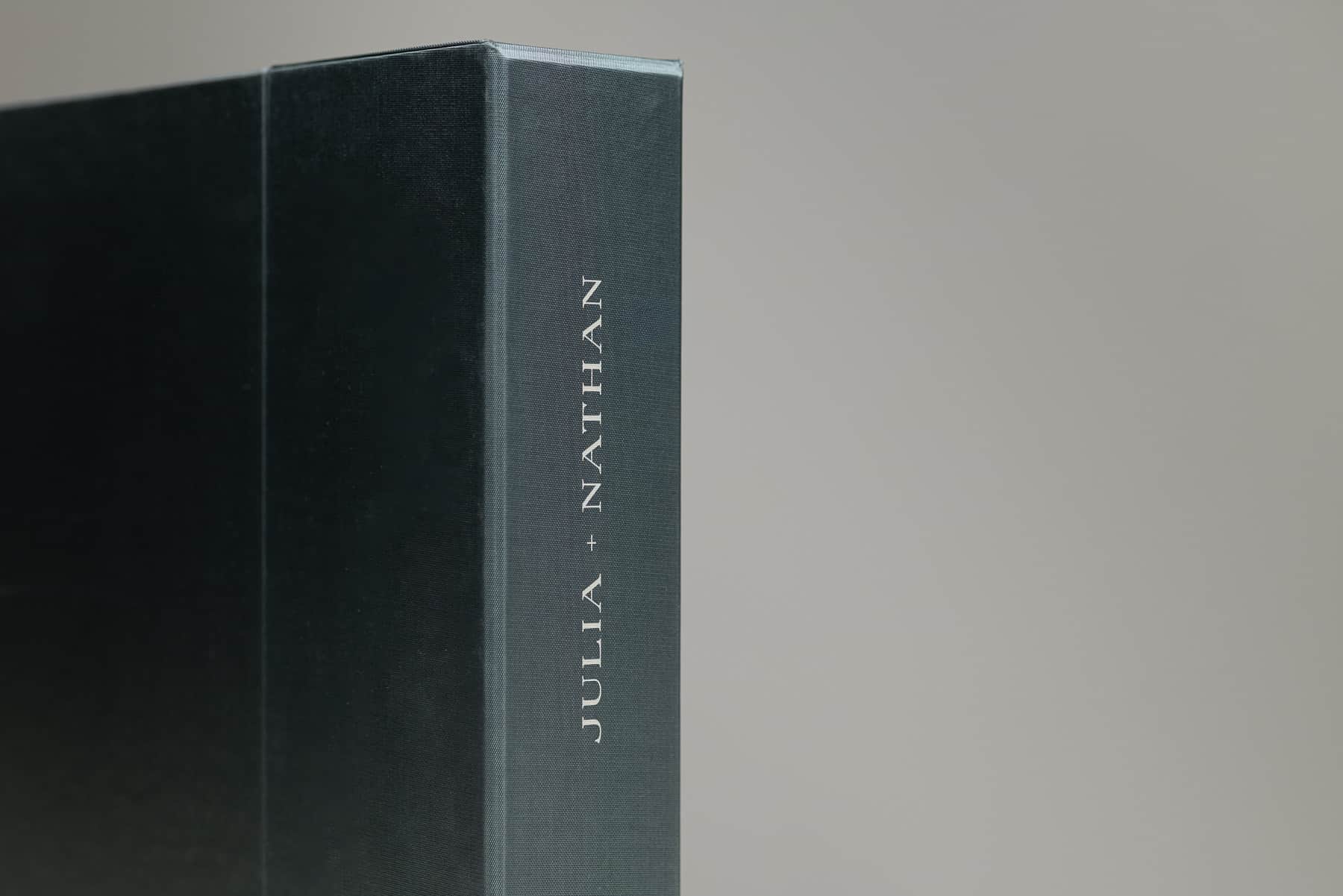 Shiro_Topazio_dettaglio_nomibox Dettaglio dei nomi sul coperchio della scatola Shiro.