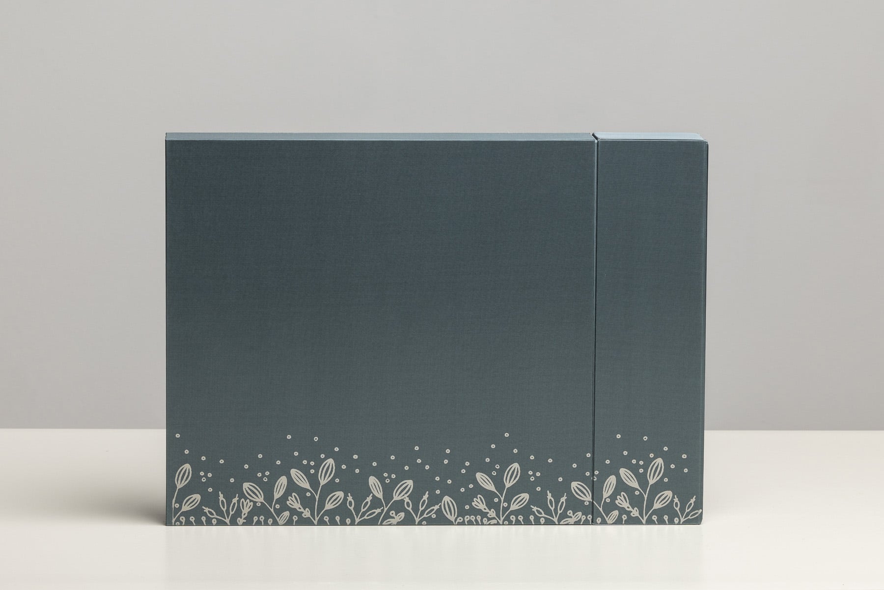 Shiro_Topazio_retrobox_chiuso Retro della Scatola Shiro in Seta. La grafica personalizzata si sviluppa sui quattro lati della scatola e sui tre lati dell'album in maniera continuativa.