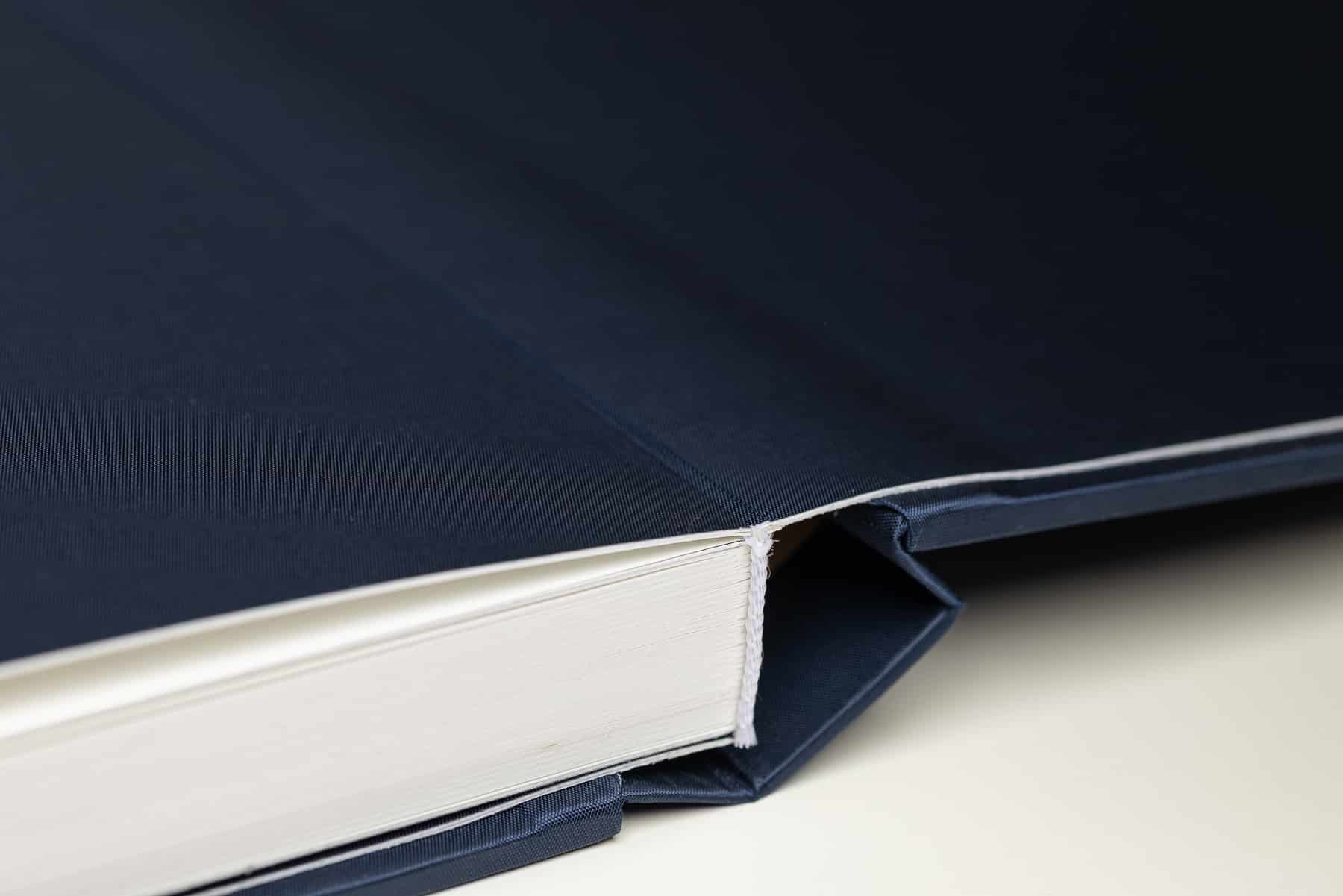 Shiro_Zaffiro_risguardi_parentsbook Dettaglio dei risguardi interni in seta dell'Album Shiro