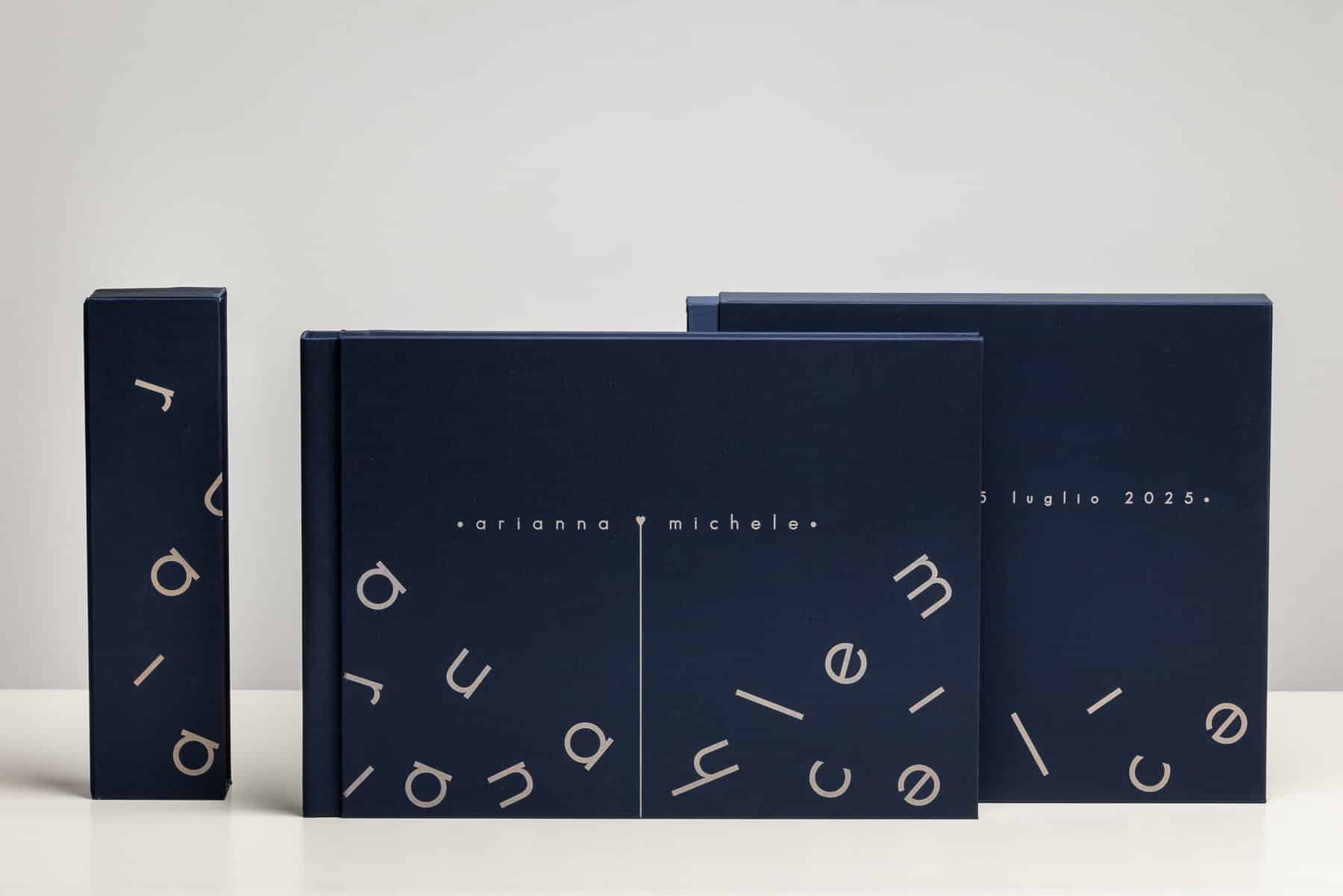 Shiro_jumble_grafica Album Shiro in Seta Zaffiro con Grafica per incisione laser "Jumble of Love" personalizzabile con nomi degli sposi e data del matrimonio